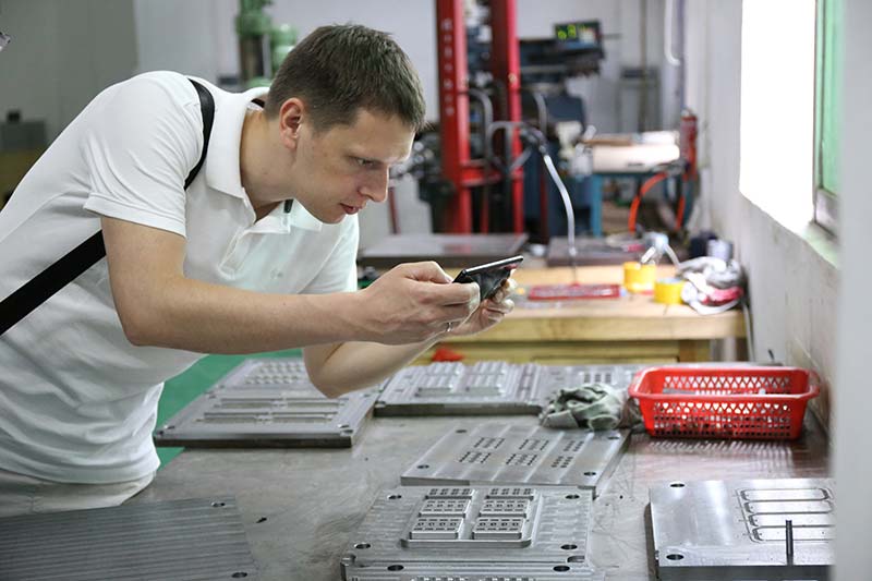 硅膠制品廠迎來(lái)國(guó)外客戶