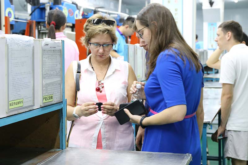 硅膠制品廠迎來(lái)國(guó)外客戶