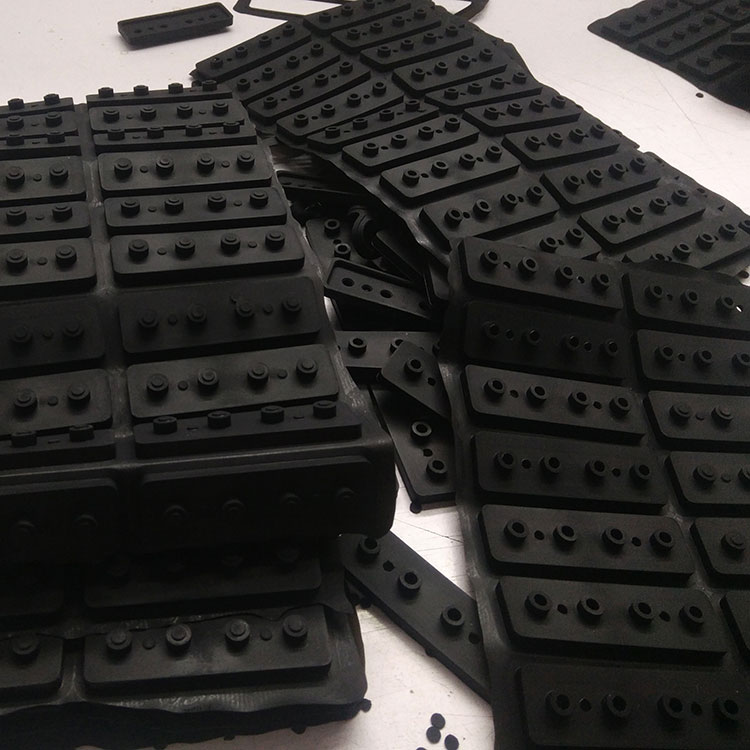 定制硅膠蓋只需要開大模嗎？